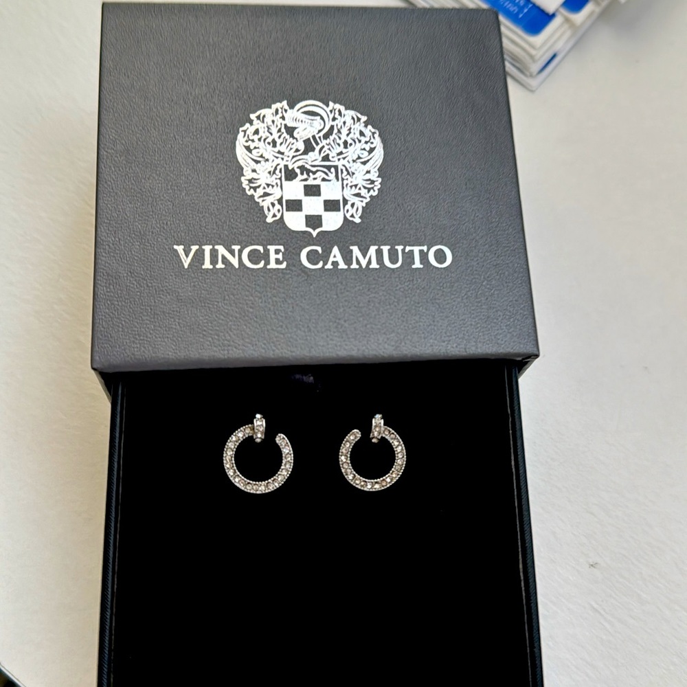 Stunning and super shiny earrings that shine from every angle. 28 crystals.